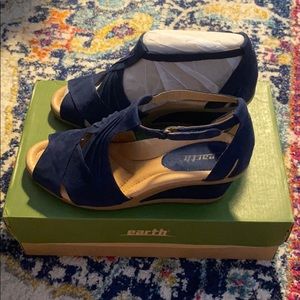 Earth navy wedge sandals 8D wide